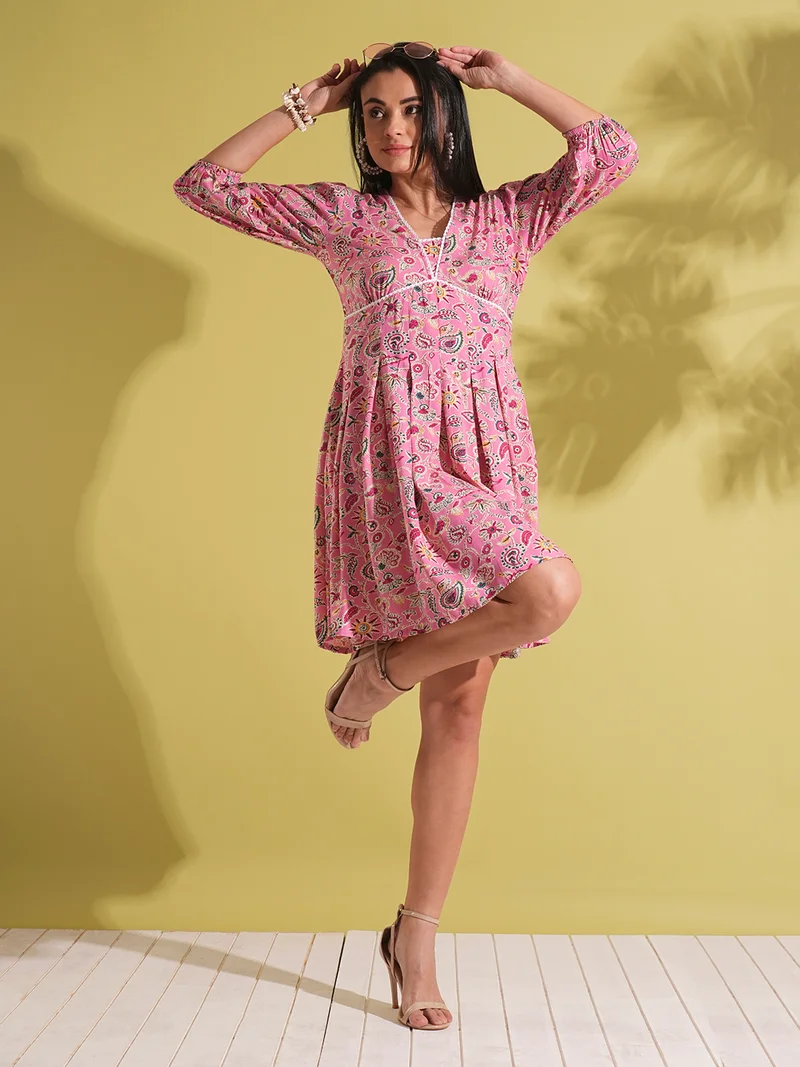 جلو باص فستان نسائي بطبعة زهور وياقة على شكل حرف  وأكمام منتفخة وتفاصيل دانتيل وخصر مرتفع