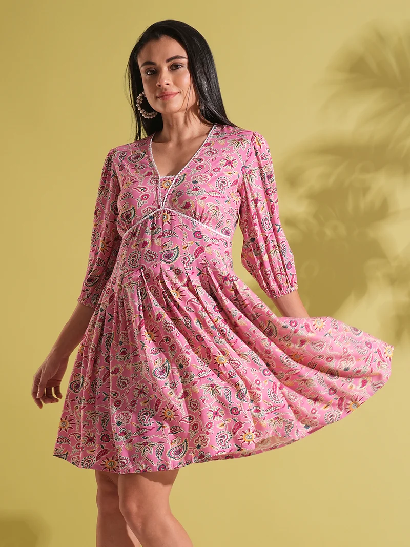 جلو باص فستان نسائي بطبعة زهور وياقة على شكل حرف  وأكمام منتفخة وتفاصيل دانتيل وخصر مرتفع