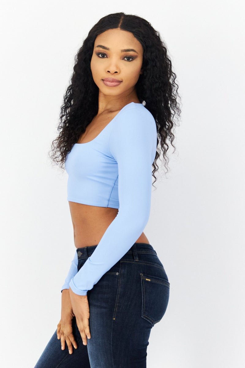 bebe بلوزة قصيرة بأكمام طويلة وفتحة مربعة للنساء، زرقاء - Image 2