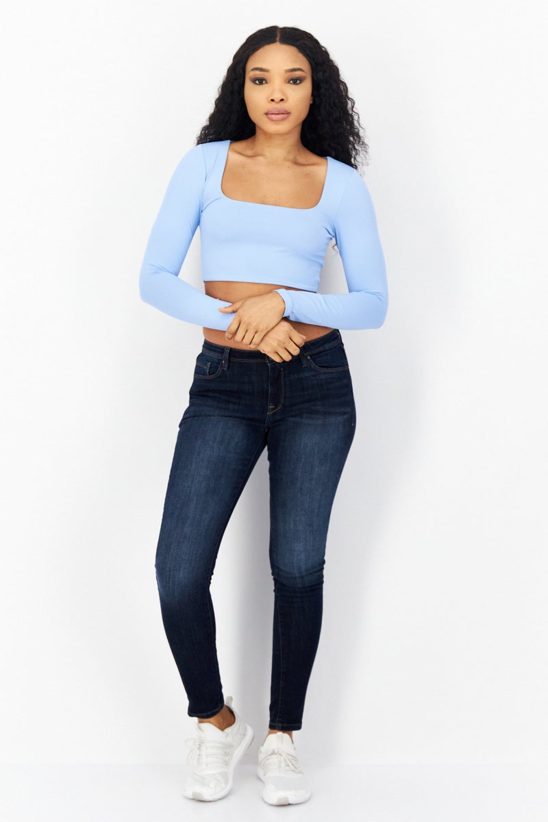 bebe بلوزة قصيرة بأكمام طويلة وفتحة مربعة للنساء، زرقاء - Image 4