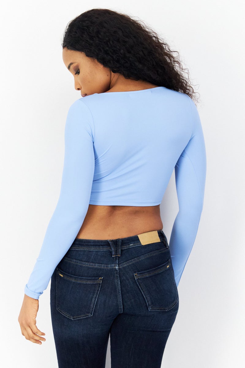 bebe بلوزة قصيرة بأكمام طويلة وفتحة مربعة للنساء، زرقاء - Image 3