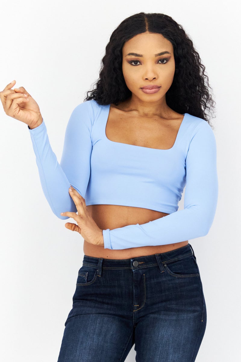 bebe بلوزة قصيرة بأكمام طويلة وفتحة مربعة للنساء، زرقاء - Image 1