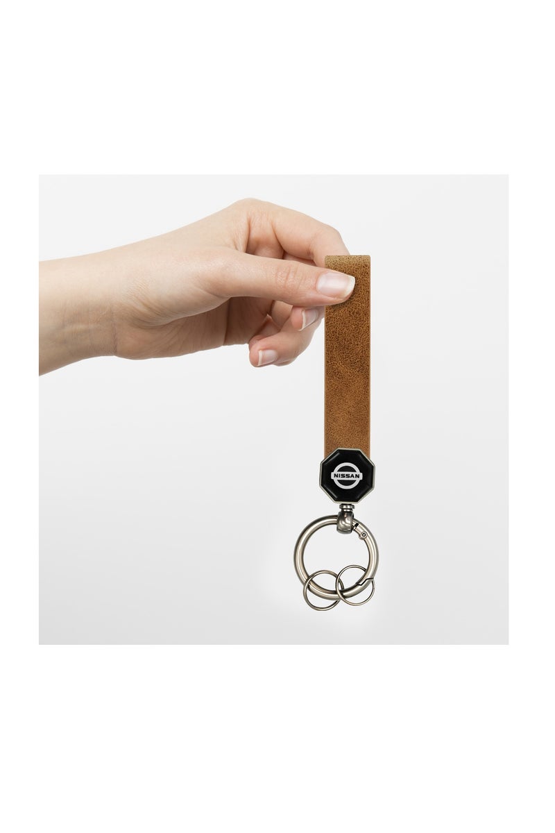 نيسان سلسلة مفاتيح جلدية لسيارات نيسان - حزام ناعم من البولي يوريثان عالي الجودة مع حلقة معدنية وشعار، خطاف دوار 360 درجة، تثبيت ببرغي مزدوج، حامل مفاتيح محمول للسيارة والاستخدام المنزلي - Image 4