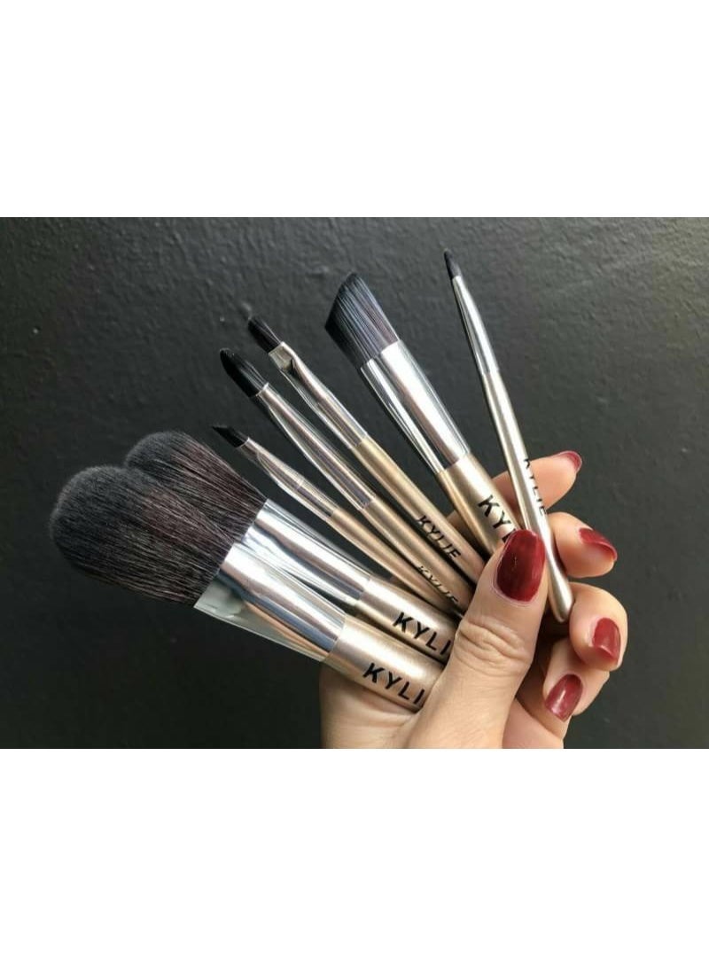 Kylie Cosmetics makeup brush set is a set of high-quality handheld beauty tools, used for personal beauty care, consisting of 8 makeup brushes. - Image 3