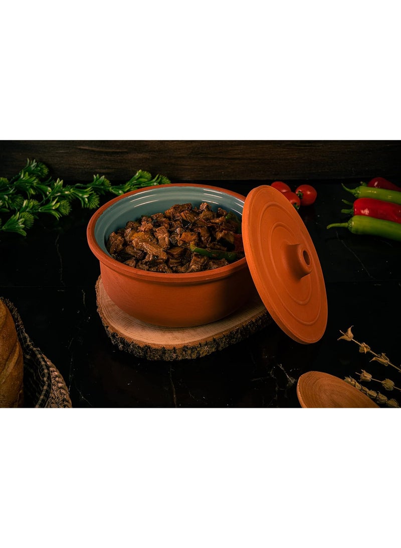 لوكسيول قدر طهي طيني من لوكس يول – صناعة يدوية تركية من طين طبيعي 100٪ – صديق للبيئة وآمن للفرن والميكروويف وغسالة الصحون – متوفر بألوان طبيعي، أزرق، بني، أسود، أخضر، تركواز – بأربعة مقاسات: طول 9 سم بقطر 20، طول 12 بقطر 24، طول 14 بقطر 27، طول 16 بقطر 31 سم – مثالي للطهي الصحي والمتوازن: حساء، يخنة، طاجن، أطباق جانبية ومقبلات – يحافظ على نكهة وحرارة الطعام – مقاوم للتشقق والصدمات – خالٍ من المواد الكيميائية و BPA – مادة طينية صحية، تدعم نمط الحياة المستدام – تصميم أنيق يناسب المطابخ العصرية أو التقليدية – هدية فاخرة لحفلات الزفاف أو دبيج المنزل أو لمحبي الطهي – ماركة لوكس يول مصنوعة بحرفية عالية وطابع تراثي تركي – قدر يتمتع بمتانة تدوم وجمال ألوان طبيعية - Image 3