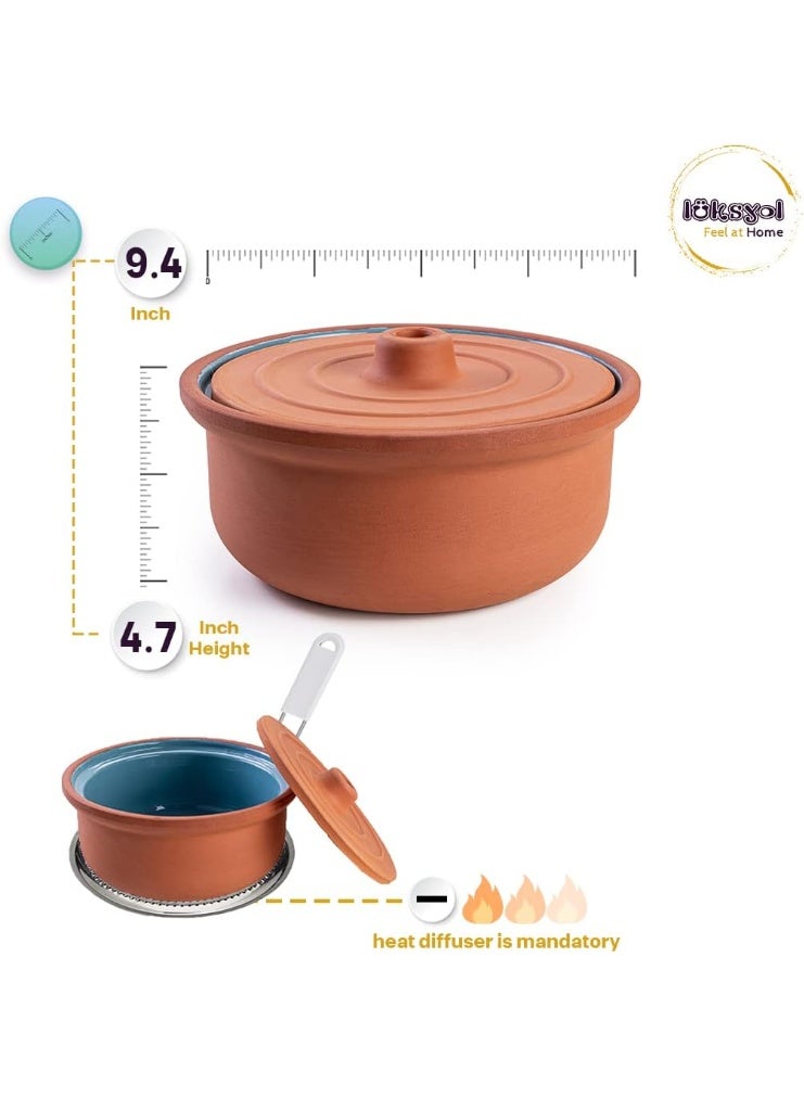 لوكسيول قدر طهي طيني من لوكس يول – صناعة يدوية تركية من طين طبيعي 100٪ – صديق للبيئة وآمن للفرن والميكروويف وغسالة الصحون – متوفر بألوان طبيعي، أزرق، بني، أسود، أخضر، تركواز – بأربعة مقاسات: طول 9 سم بقطر 20، طول 12 بقطر 24، طول 14 بقطر 27، طول 16 بقطر 31 سم – مثالي للطهي الصحي والمتوازن: حساء، يخنة، طاجن، أطباق جانبية ومقبلات – يحافظ على نكهة وحرارة الطعام – مقاوم للتشقق والصدمات – خالٍ من المواد الكيميائية و BPA – مادة طينية صحية، تدعم نمط الحياة المستدام – تصميم أنيق يناسب المطابخ العصرية أو التقليدية – هدية فاخرة لحفلات الزفاف أو دبيج المنزل أو لمحبي الطهي – ماركة لوكس يول مصنوعة بحرفية عالية وطابع تراثي تركي – قدر يتمتع بمتانة تدوم وجمال ألوان طبيعية - Image 5