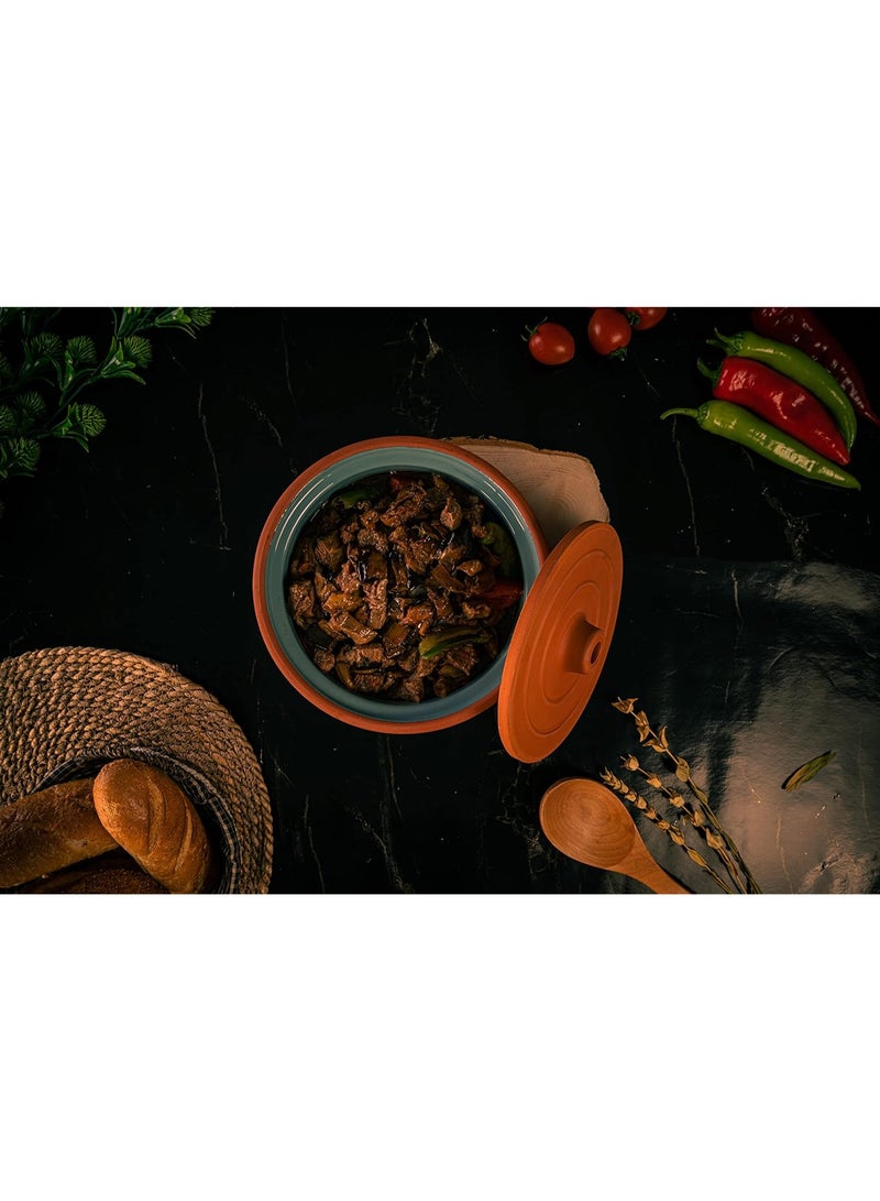 لوكسيول قدر طهي طيني من لوكس يول – صناعة يدوية تركية من طين طبيعي 100٪ – صديق للبيئة وآمن للفرن والميكروويف وغسالة الصحون – متوفر بألوان طبيعي، أزرق، بني، أسود، أخضر، تركواز – بأربعة مقاسات: طول 9 سم بقطر 20، طول 12 بقطر 24، طول 14 بقطر 27، طول 16 بقطر 31 سم – مثالي للطهي الصحي والمتوازن: حساء، يخنة، طاجن، أطباق جانبية ومقبلات – يحافظ على نكهة وحرارة الطعام – مقاوم للتشقق والصدمات – خالٍ من المواد الكيميائية و BPA – مادة طينية صحية، تدعم نمط الحياة المستدام – تصميم أنيق يناسب المطابخ العصرية أو التقليدية – هدية فاخرة لحفلات الزفاف أو دبيج المنزل أو لمحبي الطهي – ماركة لوكس يول مصنوعة بحرفية عالية وطابع تراثي تركي – قدر يتمتع بمتانة تدوم وجمال ألوان طبيعية - Image 4