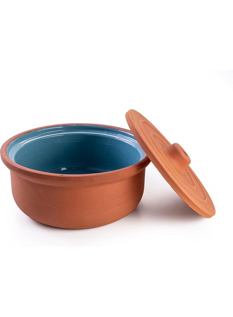 لوكسيول قدر طهي طيني من لوكس يول – صناعة يدوية تركية من طين طبيعي 100٪ – صديق للبيئة وآمن للفرن والميكروويف وغسالة الصحون – متوفر بألوان طبيعي، أزرق، بني، أسود، أخضر، تركواز – بأربعة مقاسات: طول 9 سم بقطر 20، طول 12 بقطر 24، طول 14 بقطر 27، طول 16 بقطر 31 سم – مثالي للطهي الصحي والمتوازن: حساء، يخنة، طاجن، أطباق جانبية ومقبلات – يحافظ على نكهة وحرارة الطعام – مقاوم للتشقق والصدمات – خالٍ من المواد الكيميائية و BPA – مادة طينية صحية، تدعم نمط الحياة المستدام – تصميم أنيق يناسب المطابخ العصرية أو التقليدية – هدية فاخرة لحفلات الزفاف أو دبيج المنزل أو لمحبي الطهي – ماركة لوكس يول مصنوعة بحرفية عالية وطابع تراثي تركي – قدر يتمتع بمتانة تدوم وجمال ألوان طبيعية - Image 1