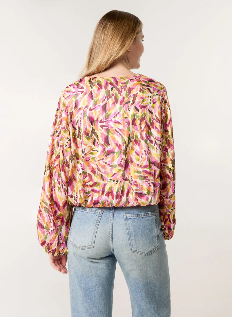 بلو فانيلا بلوزة بأكمام منفوشة وياقة على شكل حرف