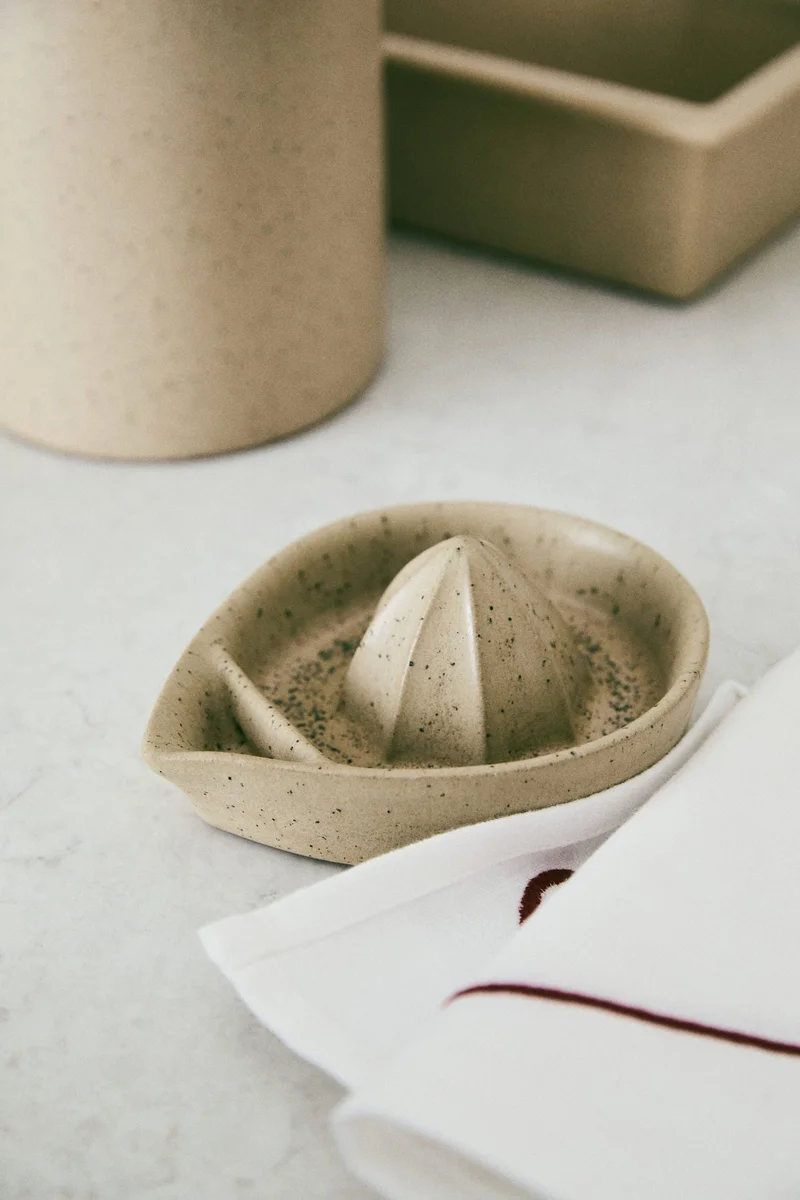 H&M Reactive-glaze lemon squeezer