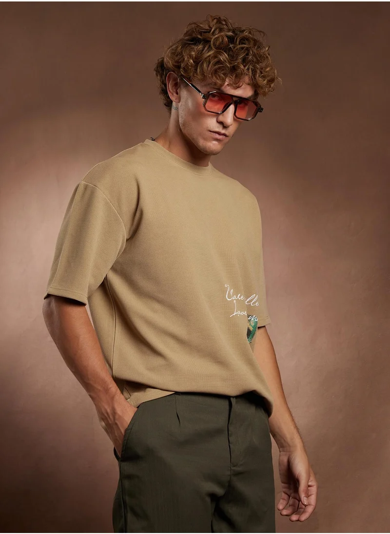 كامبوس سوترا Campus Sutra Men's Khaki Beige Boxy Grecian-Modernism T-Shirt For Casual Wear | Crew Neck | Short Regular Sleeves | Pull On Closure | T-Shirt Crafted With Comfort Fit For Everyday Wear