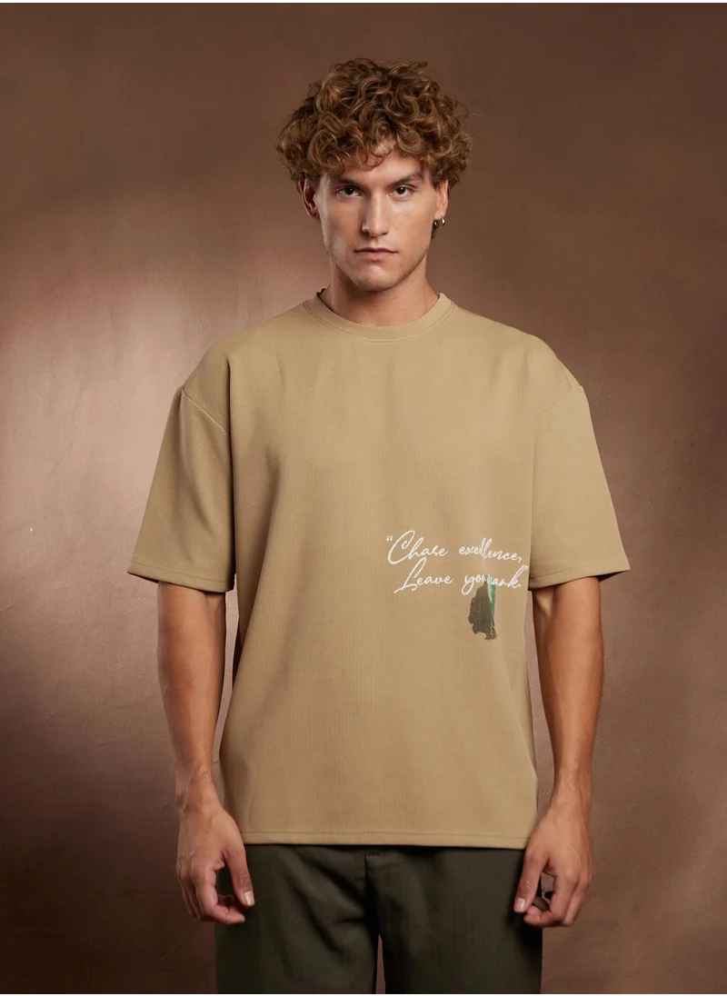 كامبوس سوترا Campus Sutra Men's Khaki Beige Boxy Grecian-Modernism T-Shirt For Casual Wear | Crew Neck | Short Regular Sleeves | Pull On Closure | T-Shirt Crafted With Comfort Fit For Everyday Wear