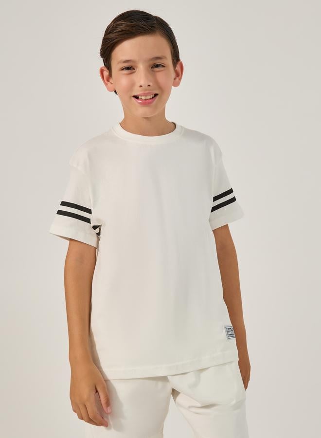 Styli Styli Striped Sleeve Trim Round Neck T-Shirt and Shorts Set  - Image 3