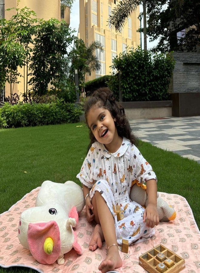 Happy Matty سجادة أطفال هابي ماتي بنقشة الحروف الأبجدية، مقاومة للماء وقابلة لإعادة الاستخدام | ملاءة جافة فاخرة | ناعمة، لطيفة على البشرة وسريعة الجفاف | مثالية للأطفال حديثي الولادة، والأطفال الصغار، والتبول اللاإرادي، وفترة ما قبل تغيير الحفاضات (مقاس متوسط، 50 × 70 سم) - Image 3