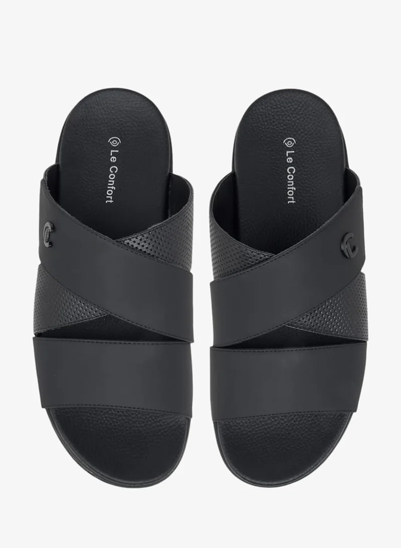 لو كونفورت صنادل رجالية بنقوش متقاطعة سهلة الارتداء