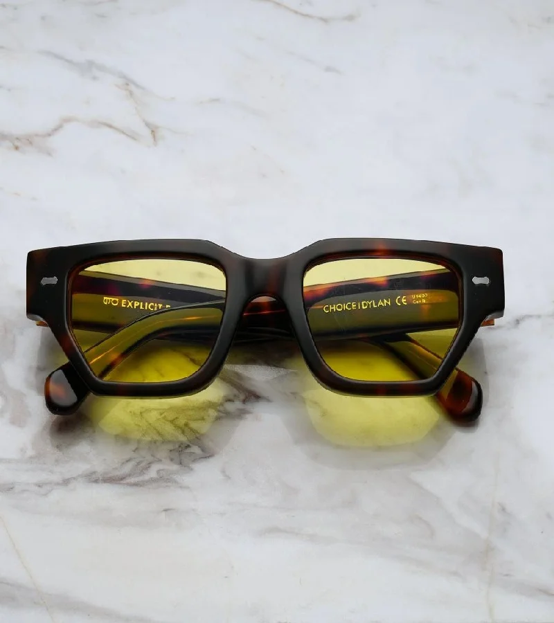 اكسبليست باوتس نظارات شمسية أنيقة للجنسين من دي إل إيه إن بلون أصفر وسلحفاة