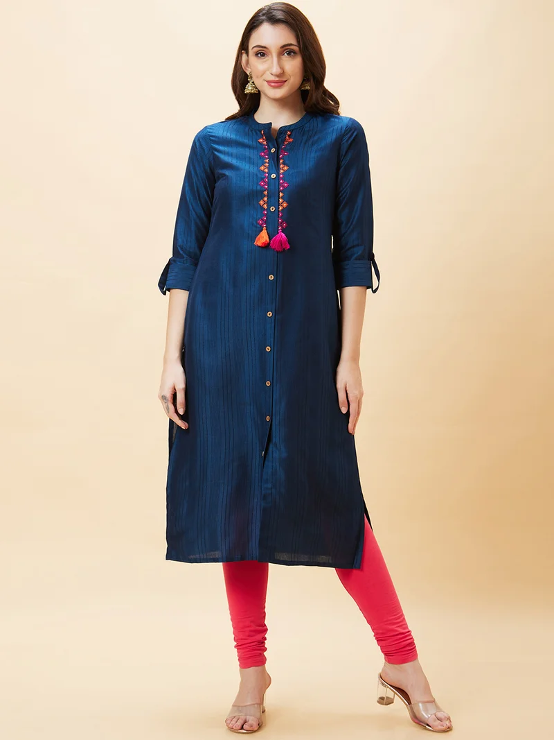 globus Women Mandarin Collar Thread Work Kurta