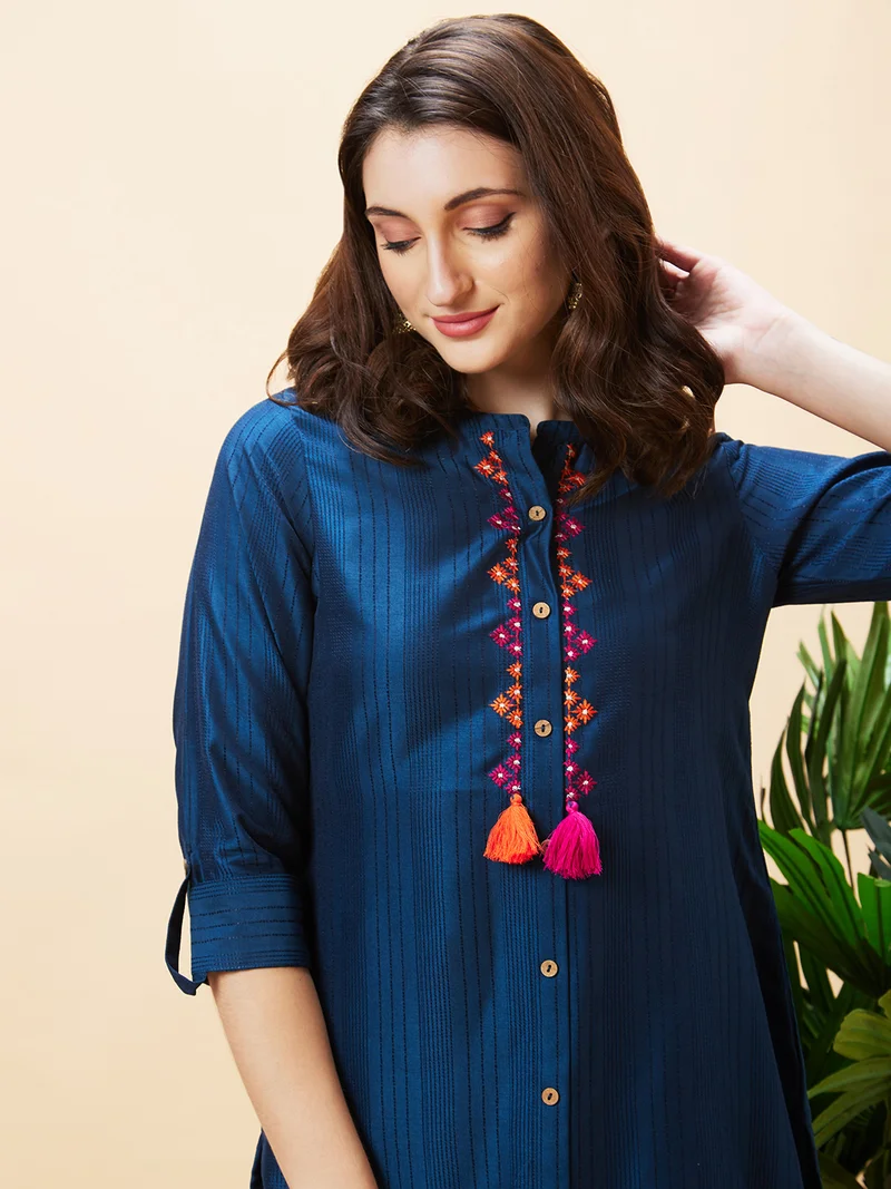 globus Women Mandarin Collar Thread Work Kurta