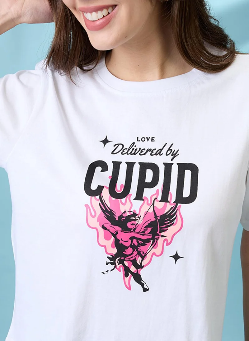 جلو باص تيشيرت نسائي أبيض بطبعة جرافيك بياقة دائرية وأكمام قصيرة بقصة واسعة