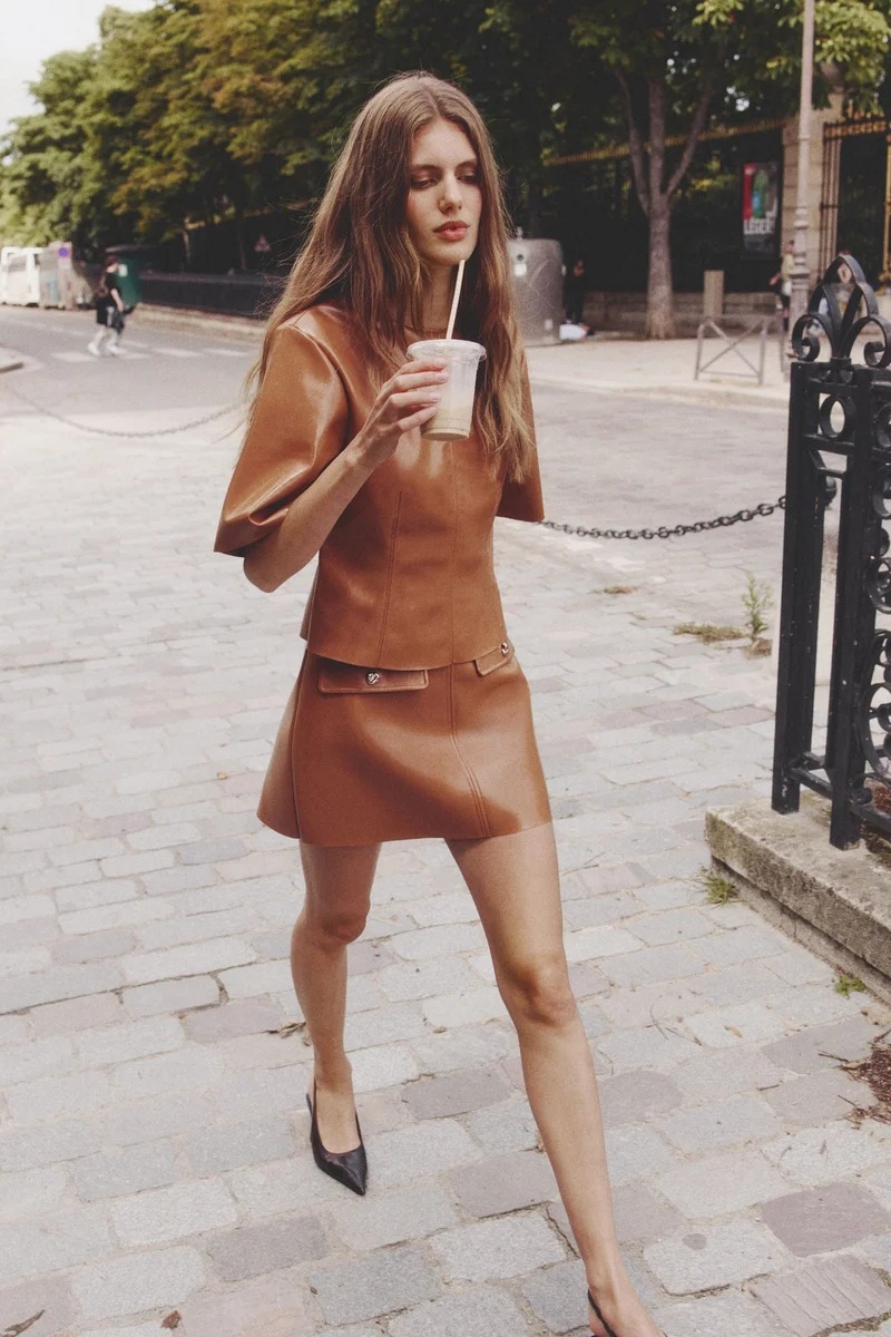 اتش اند ام تنورة ميني من النسيج المطلي