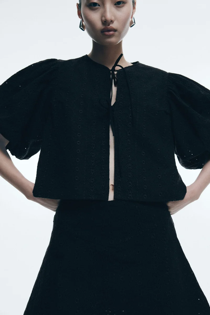 اتش اند ام تنورة ميني بثقوب