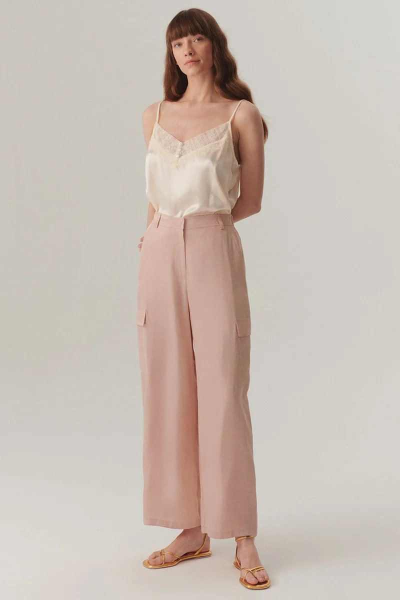 اكسيكيوز بنطال كارغو عالي الخصر من قماش المودال باللون الوردي الفاتح