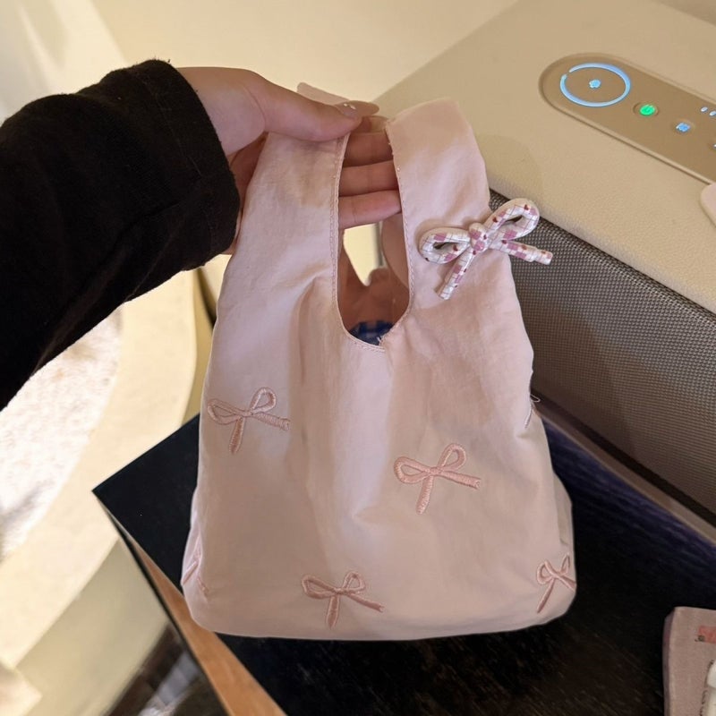 حقيبة دلو نسائية خفيفة بتطريز فيونكة وردية - Image 1