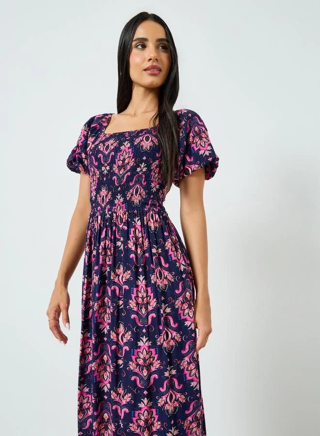 ستايلي فستان طويل مطبوع بخصر مزموم وحافة واسعة