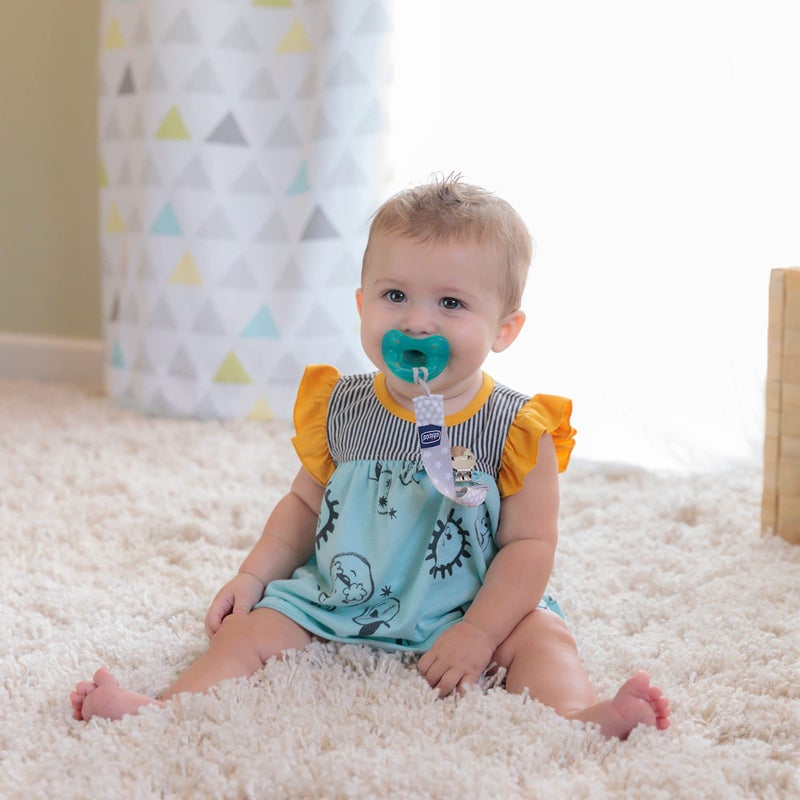 Chicco مشبك/حامل مصاصة/مهدئ للأطفال من شيكو بتصميم عالمي 2 في 1 مع حلقة عالمية لأسنان الأطفال والألعاب الصغيرة، بالإضافة إلى حلقة تثبيت ناعمة لمصاصة على شكل مقبض، رمادي/أبيض - Image 3