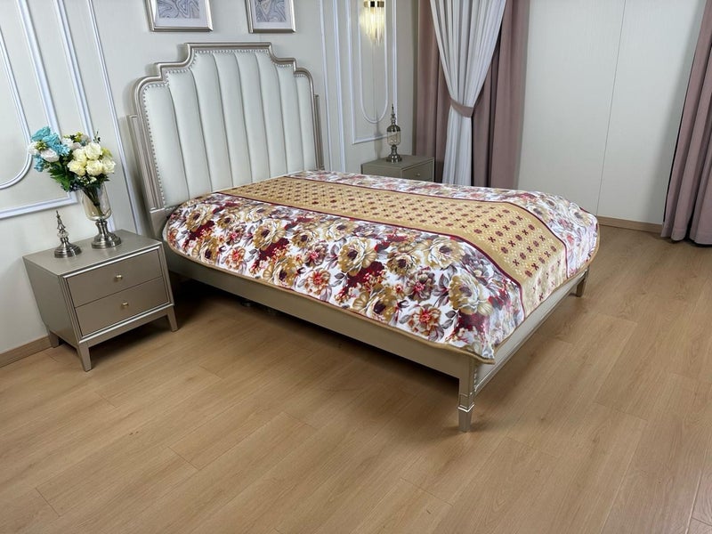 A luxurious double blanket weighing 4 kg, measuring 200 x 240 cm, offering velvety warmth and refined softness to complement the elegance of your room. - Image 1