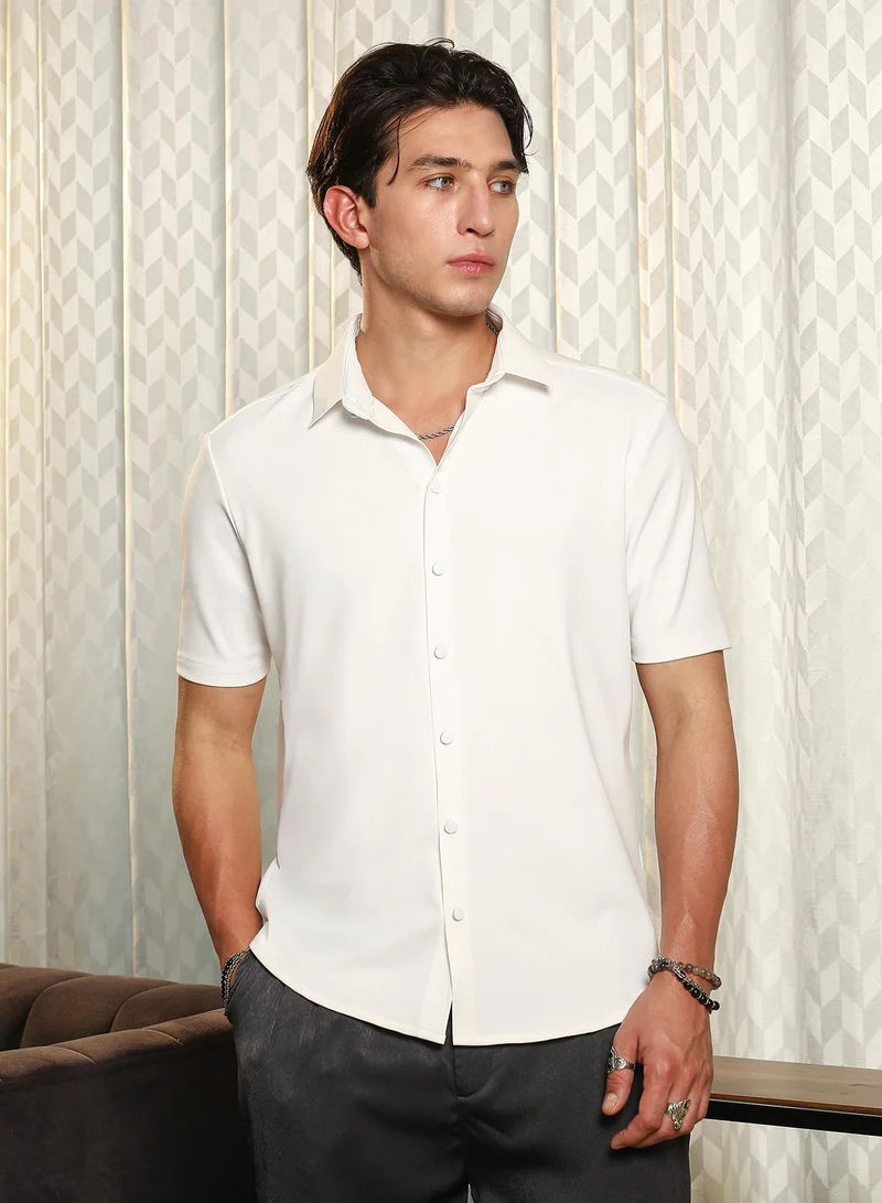 كامبوس سوترا Campus Sutra Men's Cream White Seamless Waffle-Knit Shirt | Slim Fit Short Sleeve Point Collar Solid Pattern | Nylon Blend Lightweight Breathable Fabric For Casual & Formal Wear