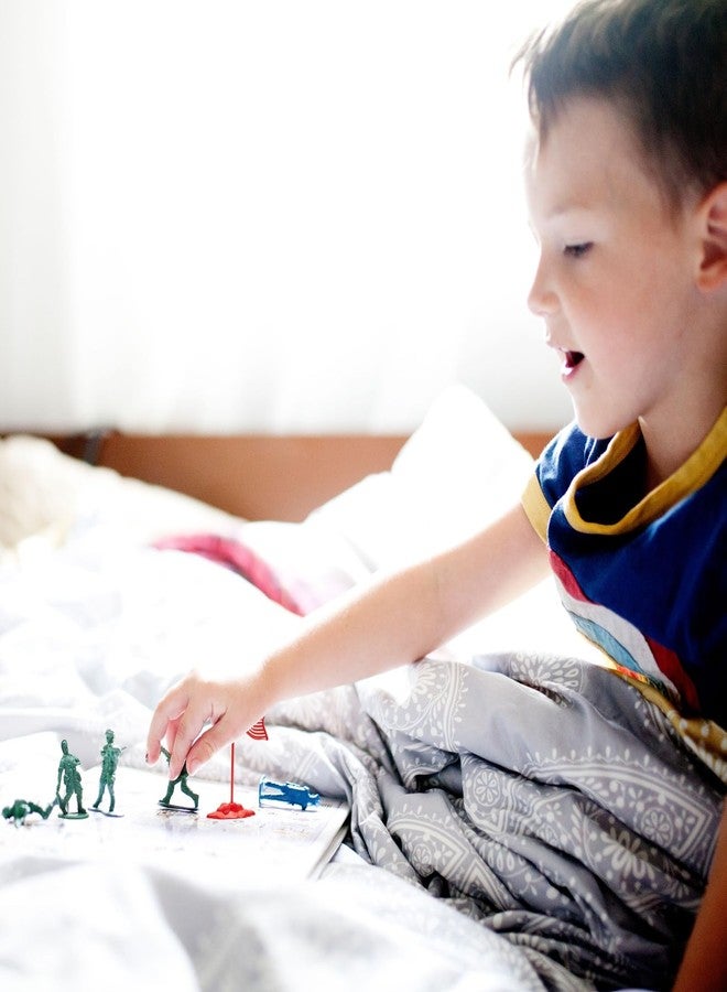 Juvale مجموعة ألعاب جنود الجيش البلاستيكية المصغرة من جوفالي - 200 قطعة مع أعلام - 4 ألوان من جنود الحرب العالمية الثانية - دلو من جنود الجيش الحرب العالمية الثانية - مجموعة معركة تعليمية وخيالية - Image 2