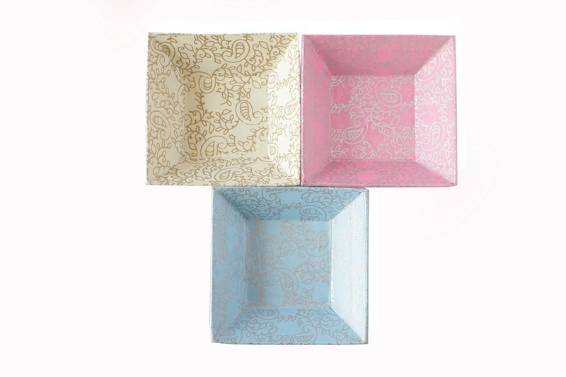 SURPRISE SOMEONE صينية كرتونية مفاجأة لشخص ما بحجم 4"x4" - عبوة من 12 صينية كرتونية (ألوان متنوعة) - Image 1