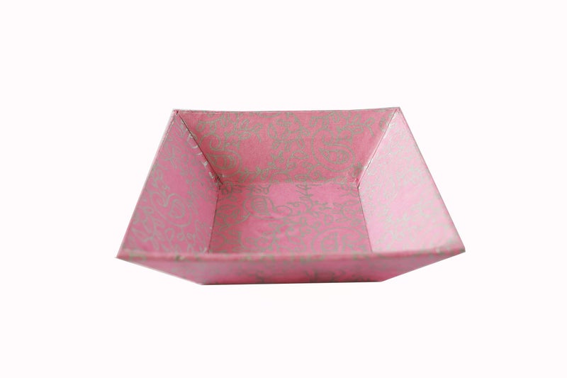 SURPRISE SOMEONE صينية كرتونية مفاجأة لشخص ما بحجم 4"x4" - عبوة من 12 صينية كرتونية (ألوان متنوعة) - Image 2