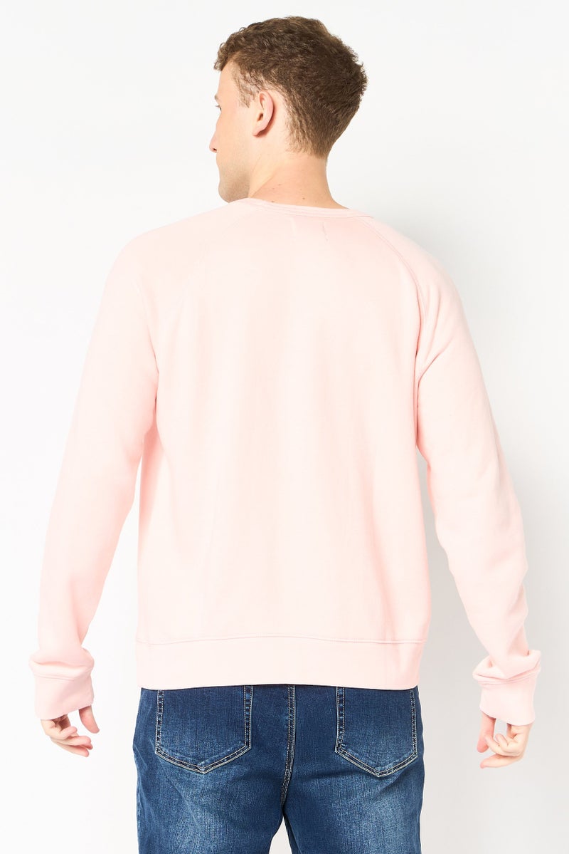 DOCKERS سويت شيرت طويل الأكمام بياقة دائرية للرجال بشعار العلامة التجارية، وردي - Image 4