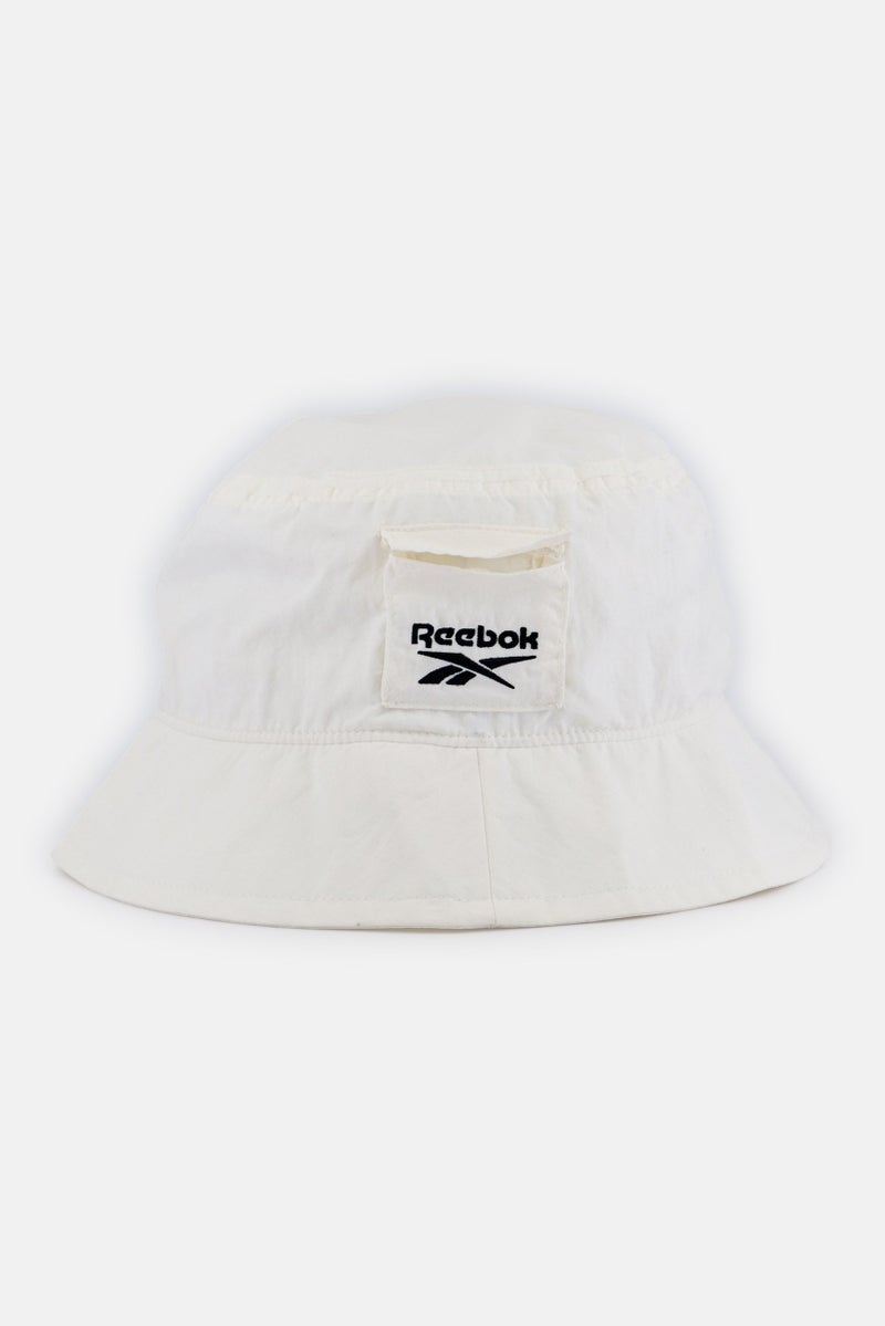 Reebok قبعة دلو مزينة بشعار للنساء، أبيض فاتح - Image 1