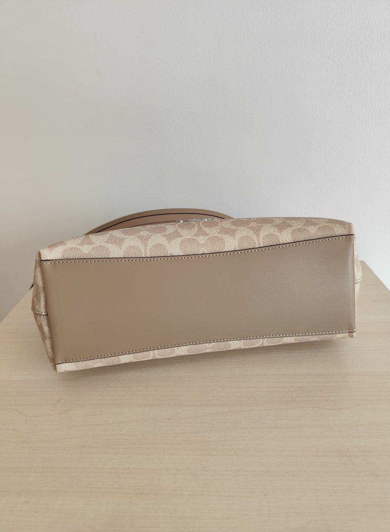 كوتش اوت ليت حقيبة كتف متوسطة الحجم بتصميم لوريل الكلاسيكي من كوتش - Image 4