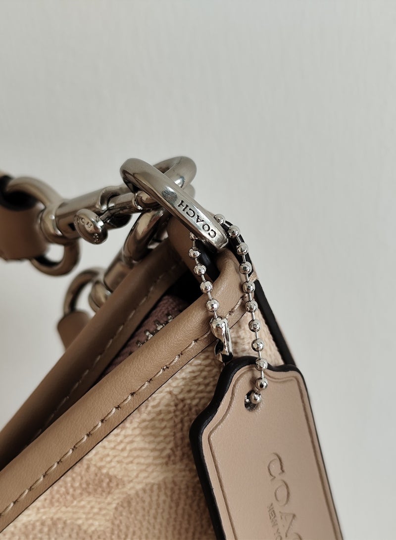 كوتش اوت ليت حقيبة كتف متوسطة الحجم بتصميم لوريل الكلاسيكي من كوتش - Image 5