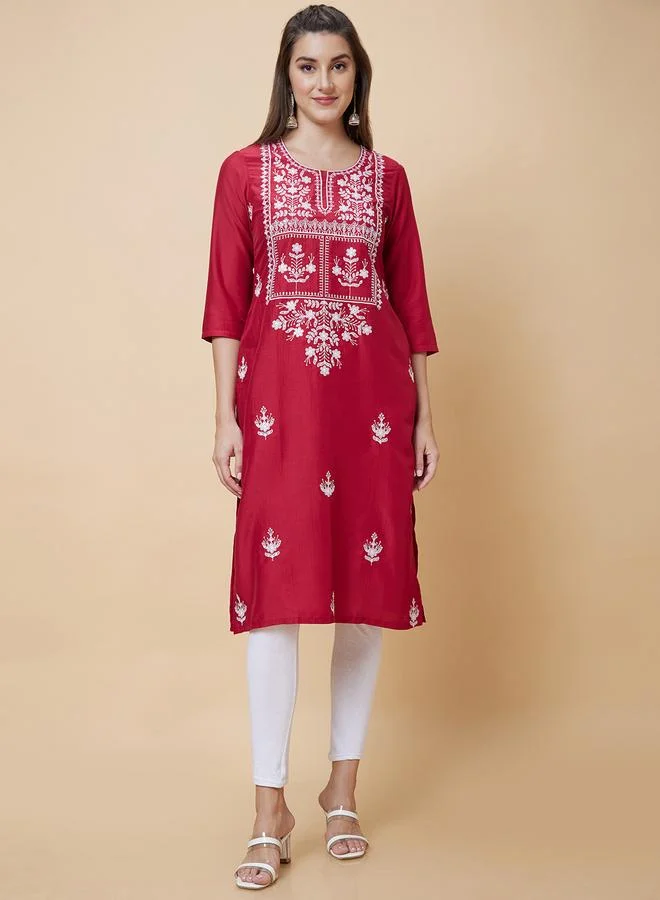 جلو باص كورتا بقصة مُستقيمة وتفاصيل مُطرزة