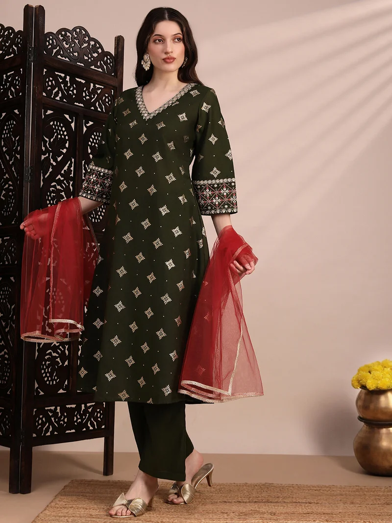 جلو باص طقم نسائي كورتا ببنطلون ودوباتا شبكي بتفاصيل مطرزة بالزري والترتر وطبعات زيتونية عرقية وأكمام الجرس ورقبة على شكل