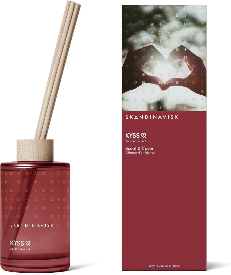 سكاندينافيسك ناشر عطر Skandinavisk KYSS "قبلة" مع 8 أعواد. يدوم لأكثر من 3 أشهر. نوتات العطر: توت أسود وورد، حلوى سكر وقرنفل. 200 مل - Image 1