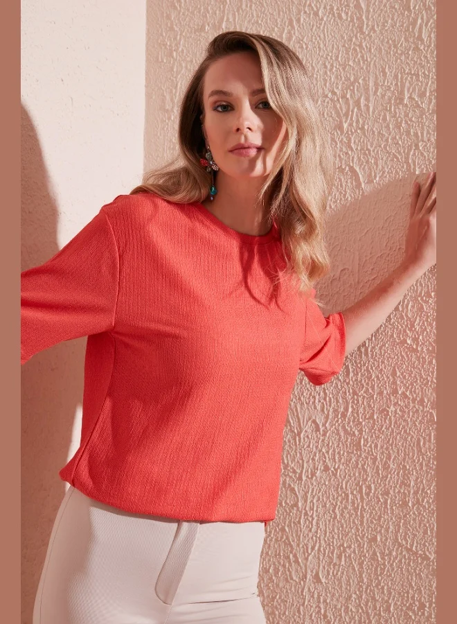 ليلا بلوزة نسائية من قماش الكريب بتفاصيل فتحة وياقة دائرية من ليلا