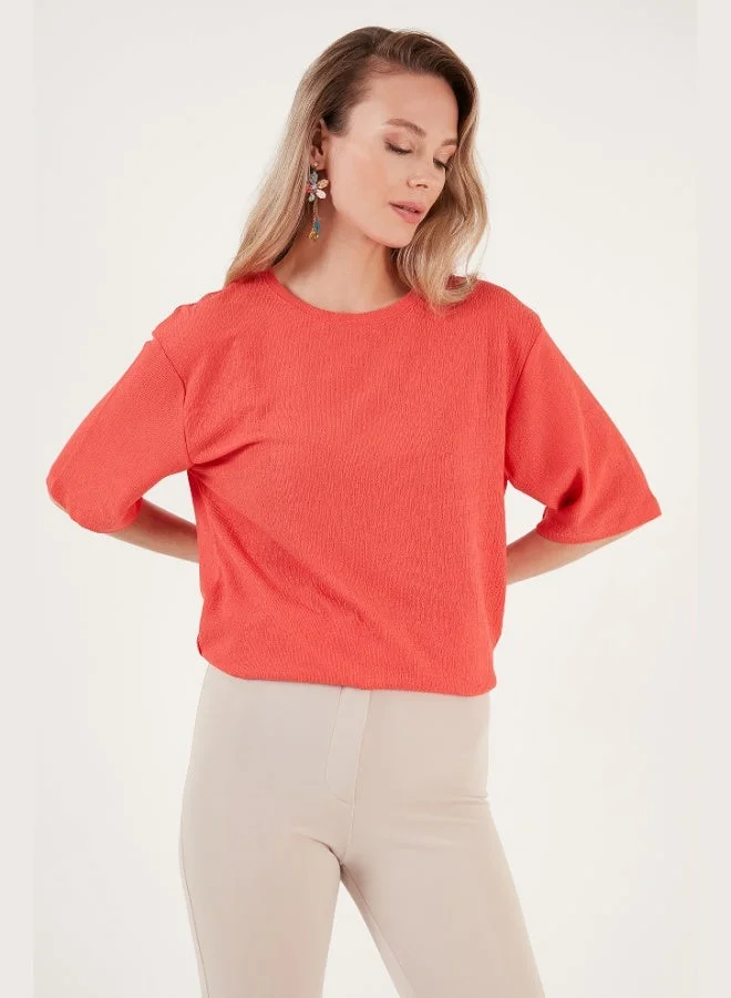 ليلا بلوزة نسائية من قماش الكريب بتفاصيل فتحة وياقة دائرية من ليلا