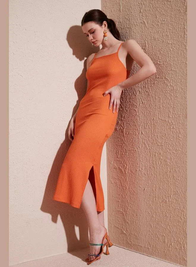 ليلا فستان ليلا ضيق متوسط الطول بحمالات مع فتحة للنساء