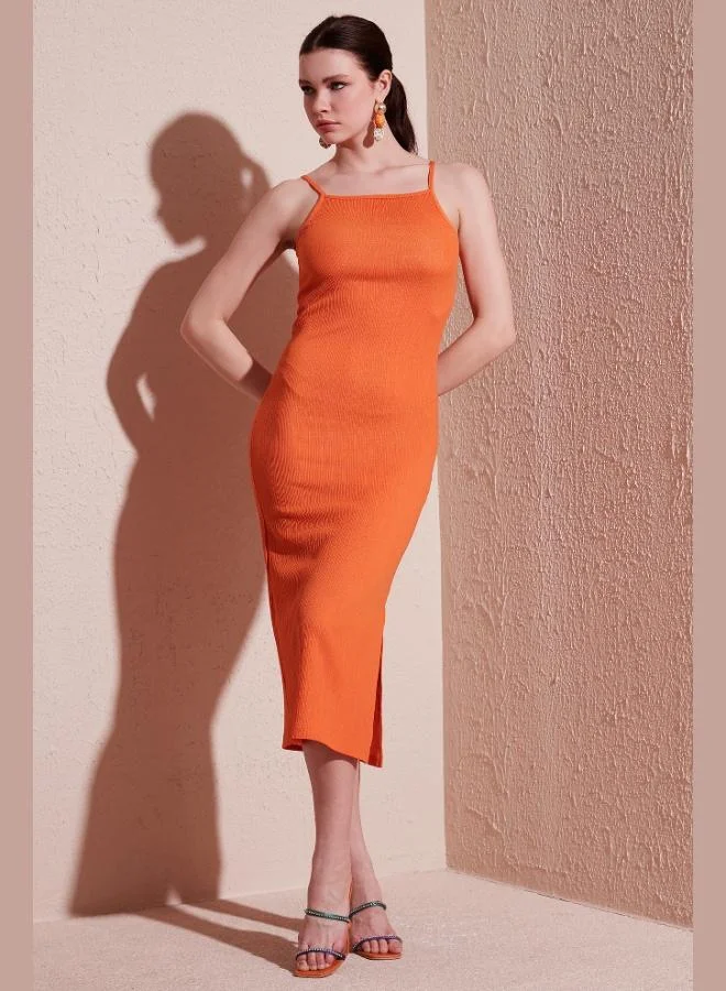 ليلا فستان ليلا ضيق متوسط الطول بحمالات مع فتحة للنساء