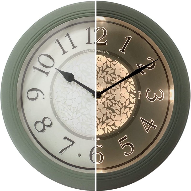 ساعة حائط مزرعة مضاءة من بريزنتايم 126 تعمل بالبطارية وصامتة مع ضوء ليلي وسنسور LED ذكي للغرفة المعيشية والحمام والمطبخ والمكتب المنزلي باللون الأخضر الحكيم