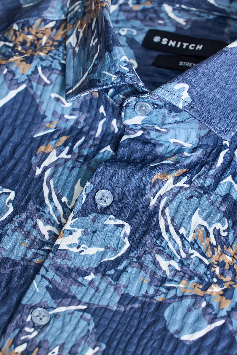 SNITCH قميص أزرق بنقوش زهور بقصة ضيقة