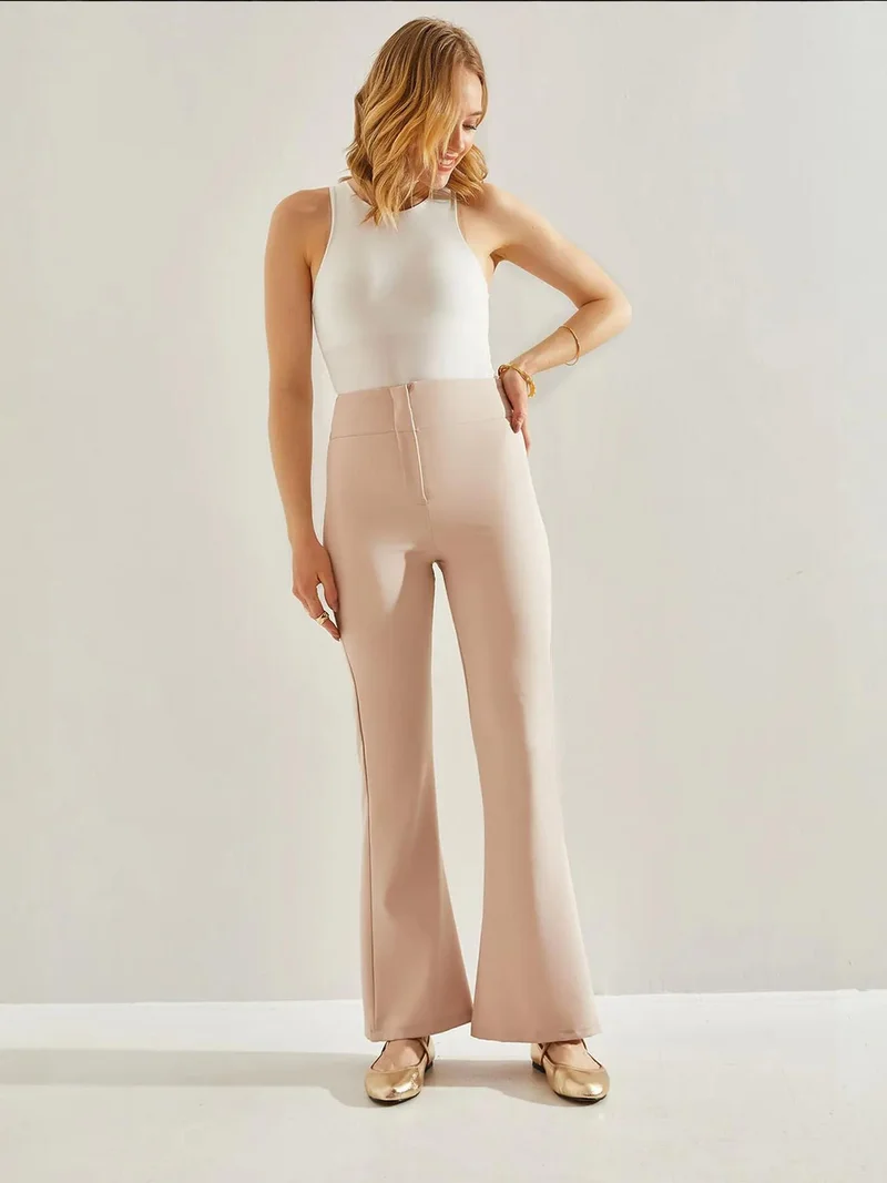 بيانكو لوتشي بنطلون لوتشي بخصر عالٍ وأرجل واسعة مع فيونكة