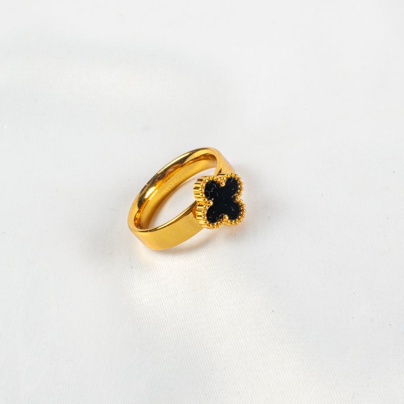 خاتم أستانليس ستيل ذهبي × أسود شكل زهرة البرسيم مقاس 7 - Image 1