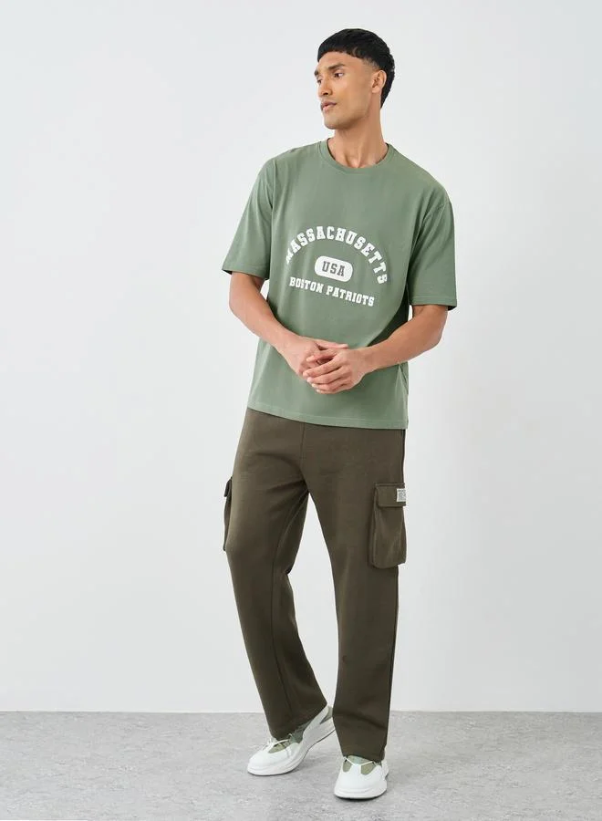 ستايلي تيشيرت ستايلي بطباعة شعار ورقبة دائرية